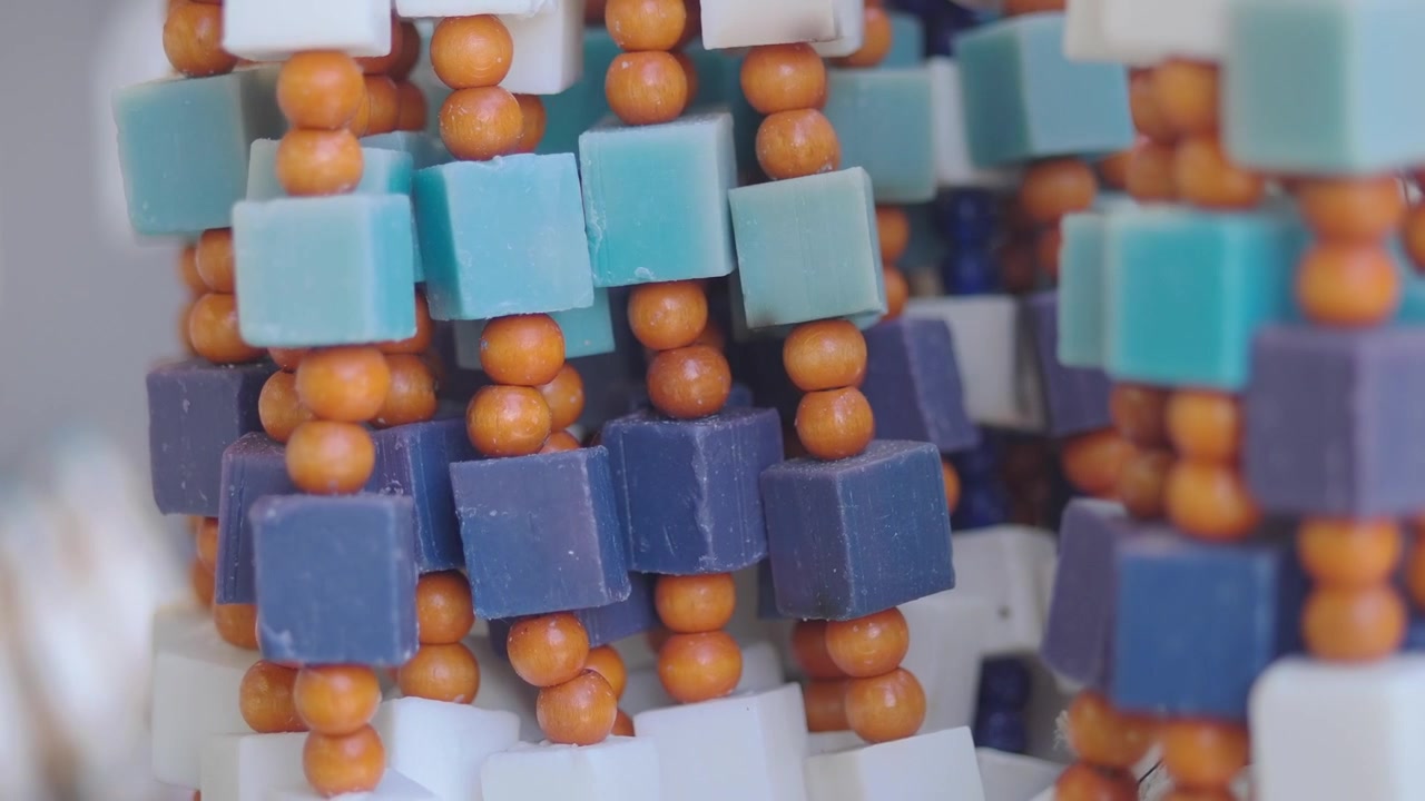 Cubetti di sapone artigianale colorati e perline di legno appese