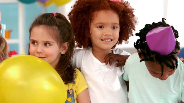 Crianças fazendo fila para uma foto de aniversário