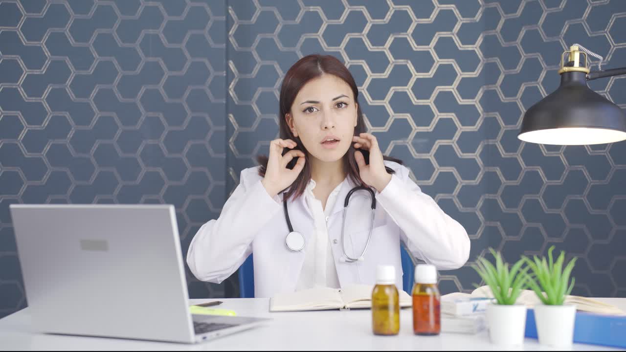 ⁇  놀란 여자 의사.