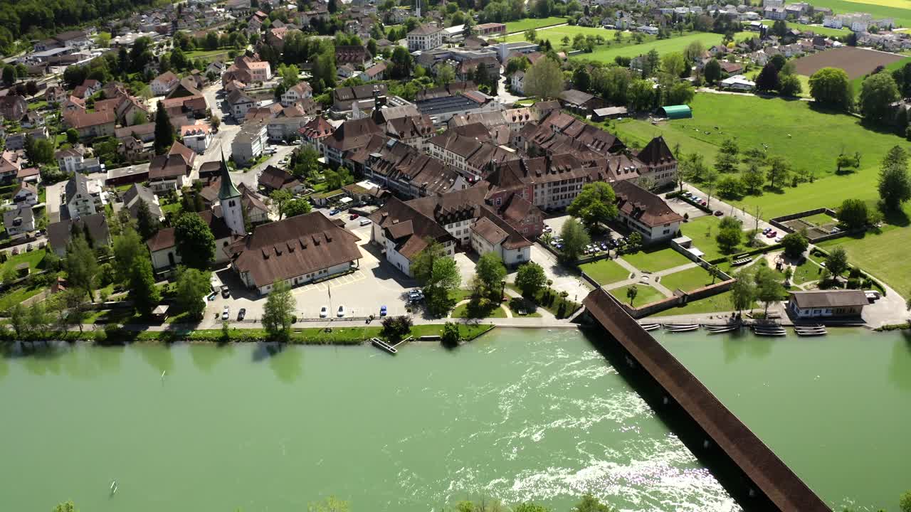 14세기 아레 강을 가로지르는 유서 깊은 목조 다리가 있는 베른 주의 아레 스위스 도시에 있는 왕겐