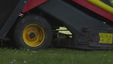 Fahren-Sie-Mit-Dem-Rasenmäher-Und-Schneiden-Sie-Das-Gras