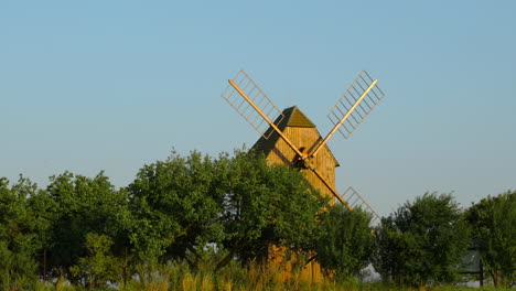 Vergrößern-Sie-Den-Blick-Auf-Eine-Historische-Holzmühle,-Die-Zwischen-Den-Apfelbäumen-Steht