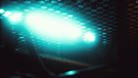 bajo el suelo de alambre en la nave espacial