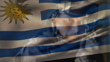 Animation-Der-Flagge-Uruguays-über-Einem-Kaukasischen-Männlichen-Soldaten-Mit-Waffe