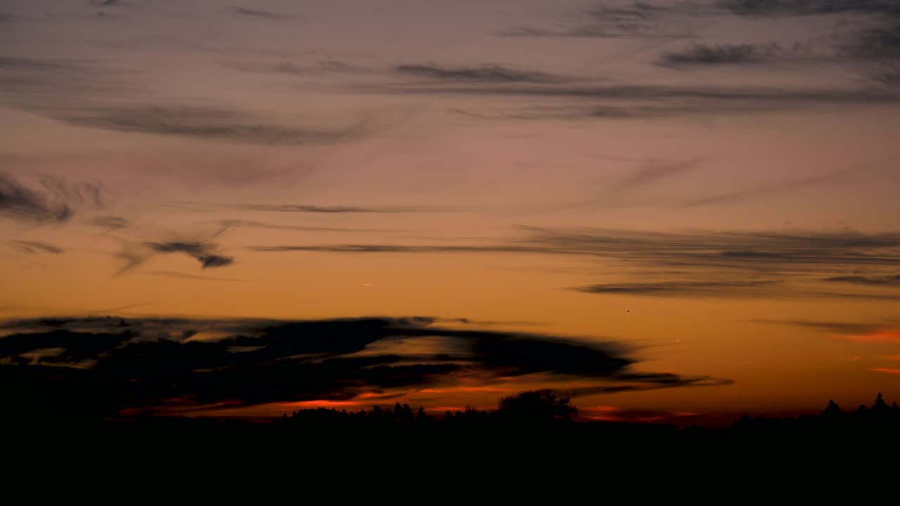increíble lapso de tiempo de cielo al atardecer con nubes agradables