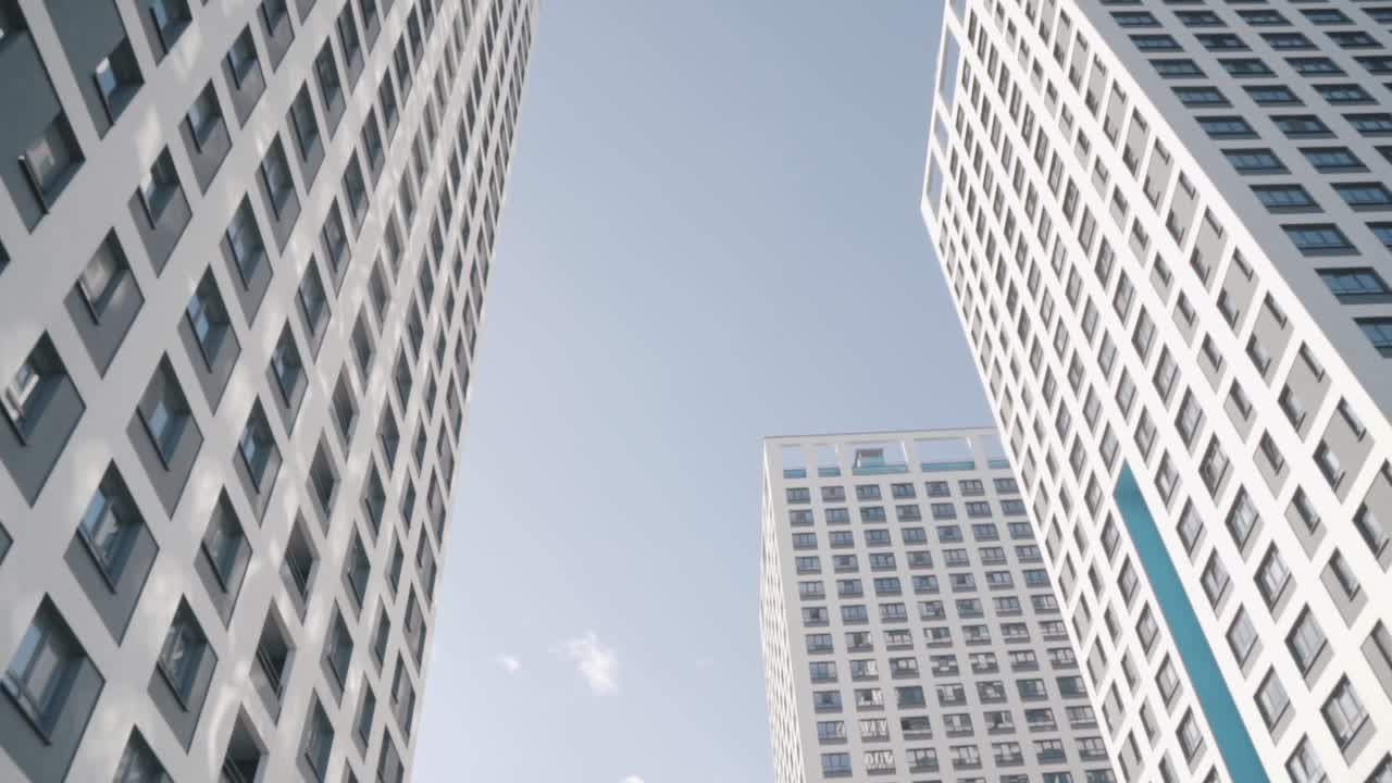 edificios de apartamentos modernos bajo un cielo soleado