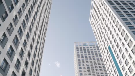 edificios de apartamentos modernos bajo un cielo soleado