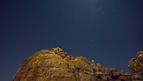 Sumérgete-En-El-Encanto-Del-Desierto-De-Dubai-Mientras-El-Día-Se-Convierte-En-Noche.