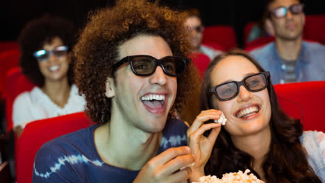 Animación-De-Un-Grupo-Feliz-Y-Diverso-De-Personas-Comiendo-Palomitas-De-Maíz-En-El-Cine