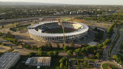 вид с высоты птичьего полета на знаменитый футбольный стадион, estadio mario alberto kempes