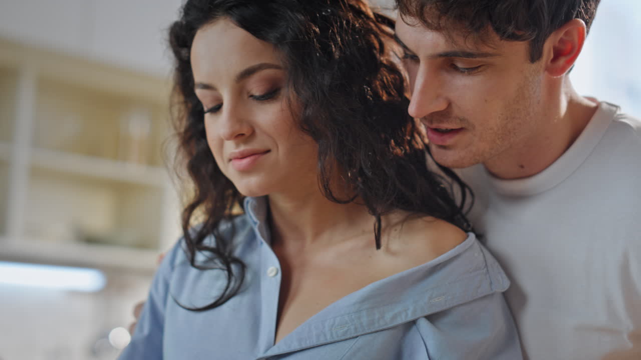 사랑하는 파트너가 집에서 아침을 함께 요리하는 사랑의 개념