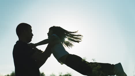 padre e hija jugando al aire libre