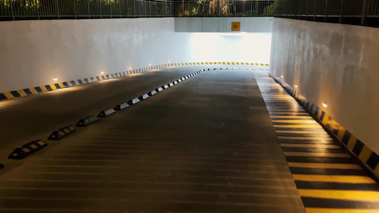 Rampa d'ingresso per parcheggio sotterraneo di notte