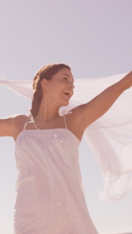 mujer sonriendo con una sábana