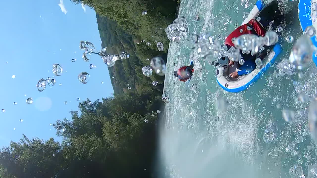 Lidé provozující riverboarding nebo hydrospeeding na řece Isère ve Francii
