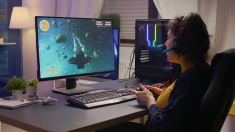 jugador cibernético competitivo ganando un videojuego en línea