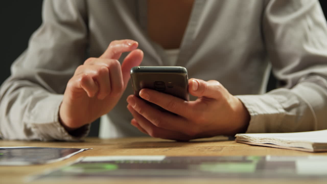 mujer joven usando un teléfono inteligente