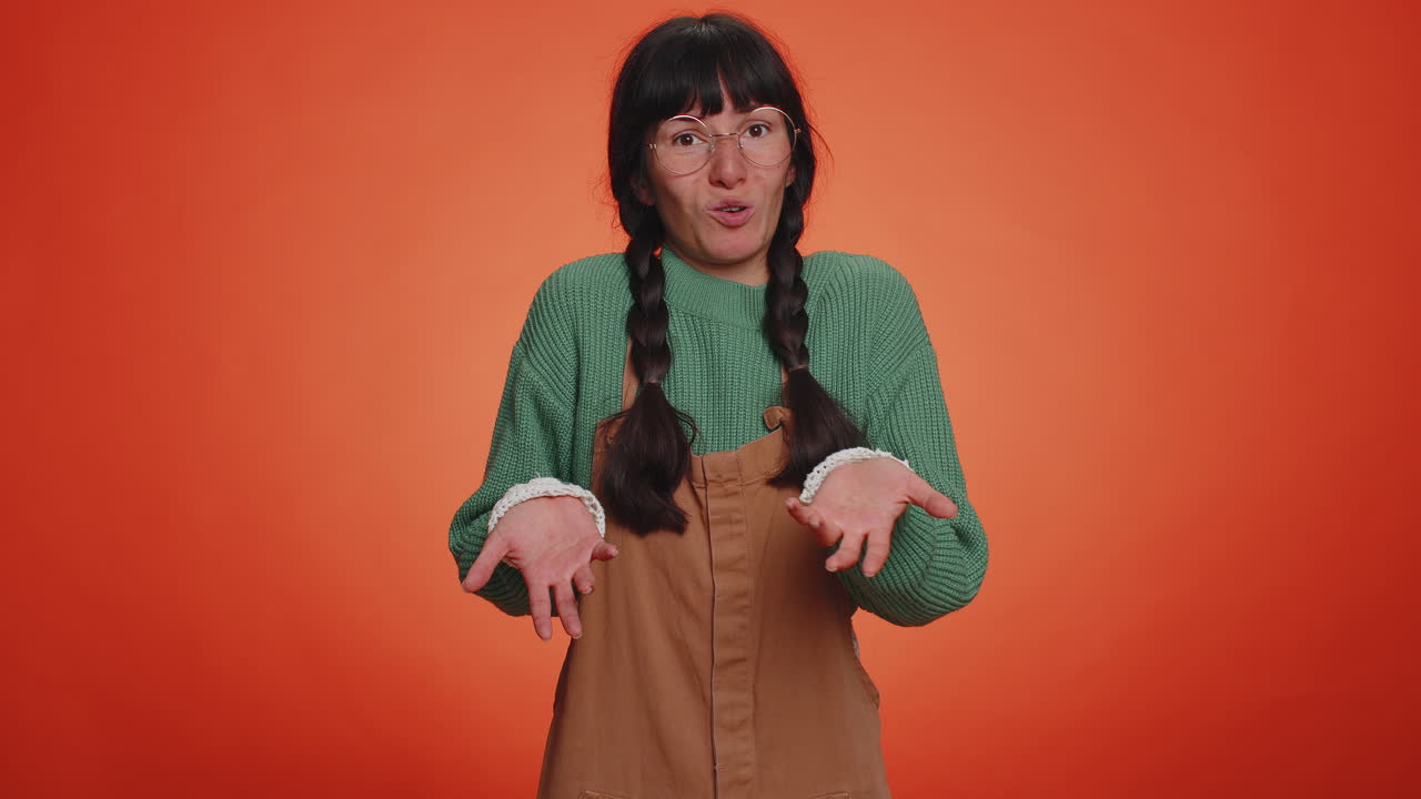 혼란스러운 여성 모호한 질문에 당황스러워함 의심함 전혀 모른다 단서가 없음 불확실함