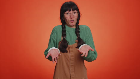 mujer confundida que se siente avergonzada por una pregunta ambigua que tiene dudas, no tiene idea, no tiene ni idea, es incierta.