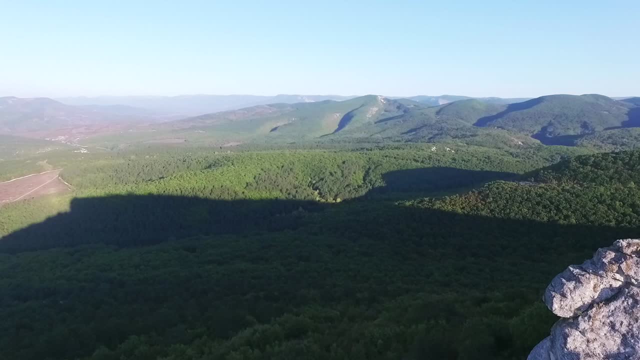 paisaje montañoso con bosque
