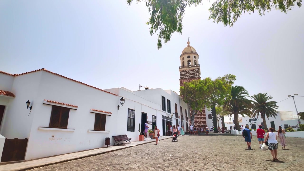 Ludzie spacerujący po historycznym placu Teguise na Lanzarote