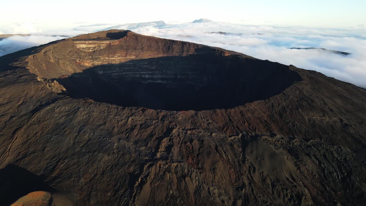 Dronebeelden van de krater van de vulkaan Piton de la Fournaise