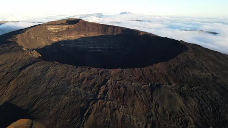 Drohnenaufnahmen-Des-Vulkankraters-Piton-De-La-Fournaise