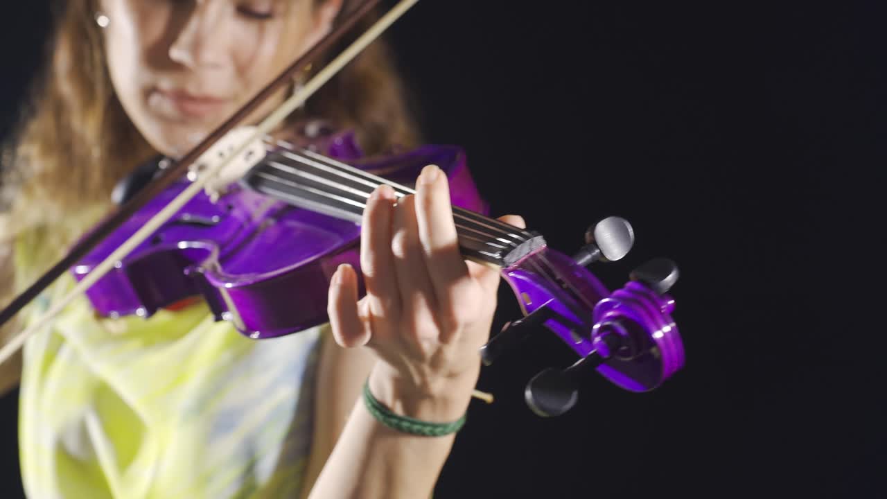 바이올린을 연주하는 클로즈업 음악가 여성.