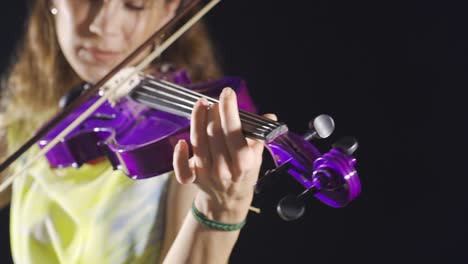 Mujer-Músico-De-Primer-Plano-Tocando-El-Violín.