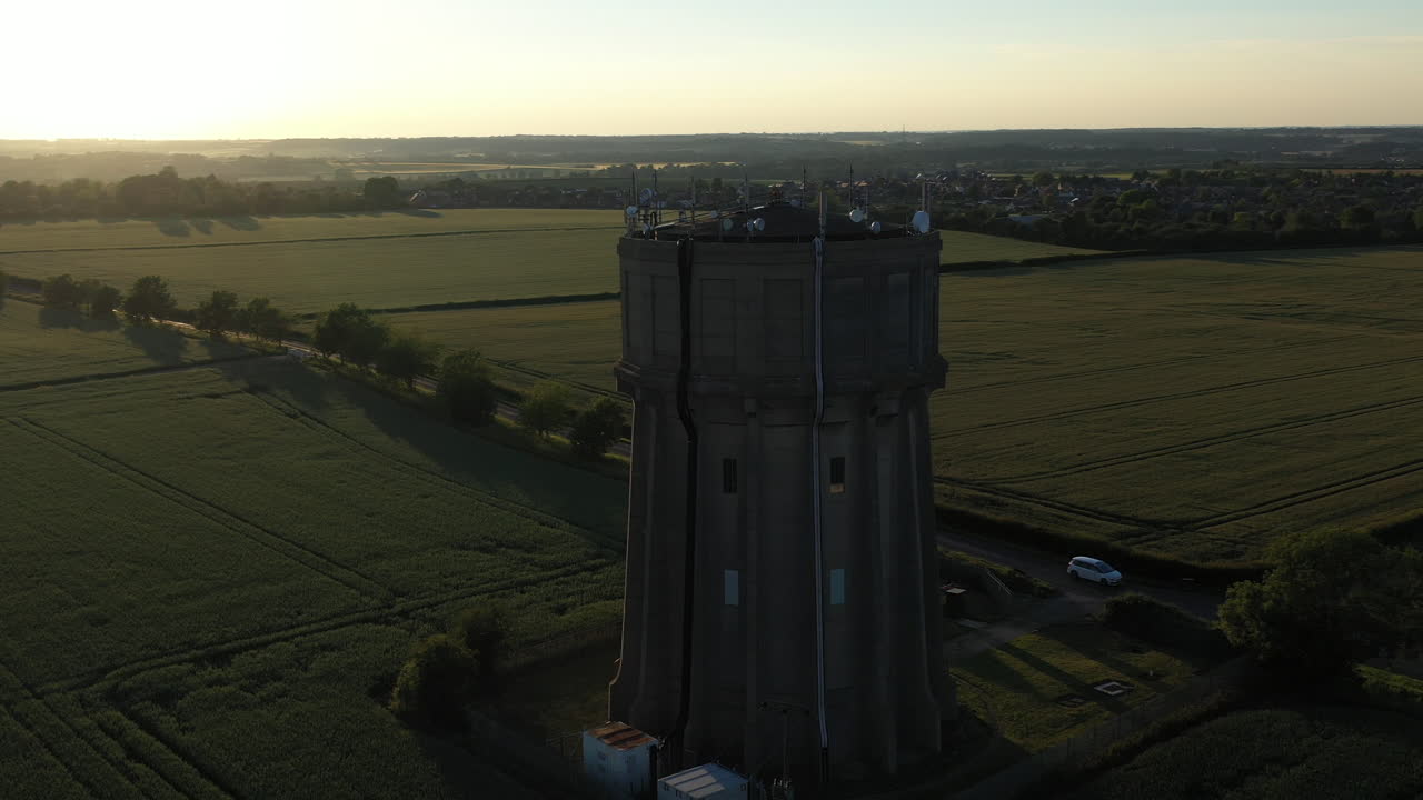 imágenes aéreas de una torre de agua en una noche de verano