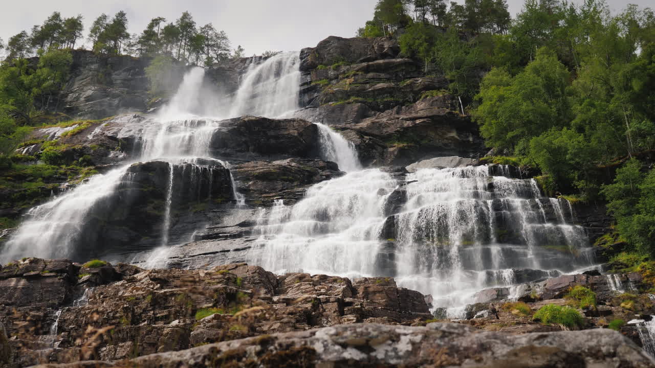 un popular destino turístico en noruega es - la cascada de twindefossen 4k video