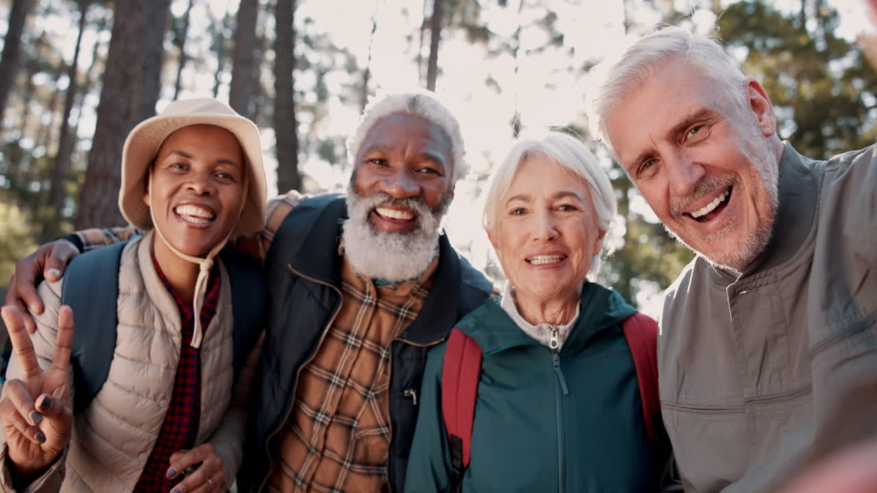 amigos mayores felices en un viaje de senderismo