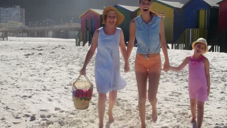 familia de varias generaciones caminando por la playa