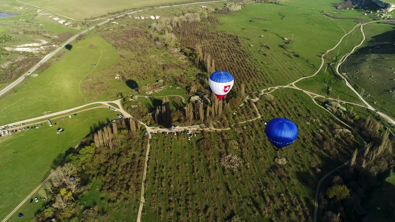globos de aire caliente sobre un paisaje panorámico
