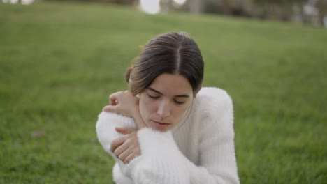 una mujer en un parque.