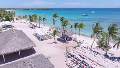 Karibischer-Badeort-Mit-Perfektem-Weißen-Sandstrand,-Isla-Catalina