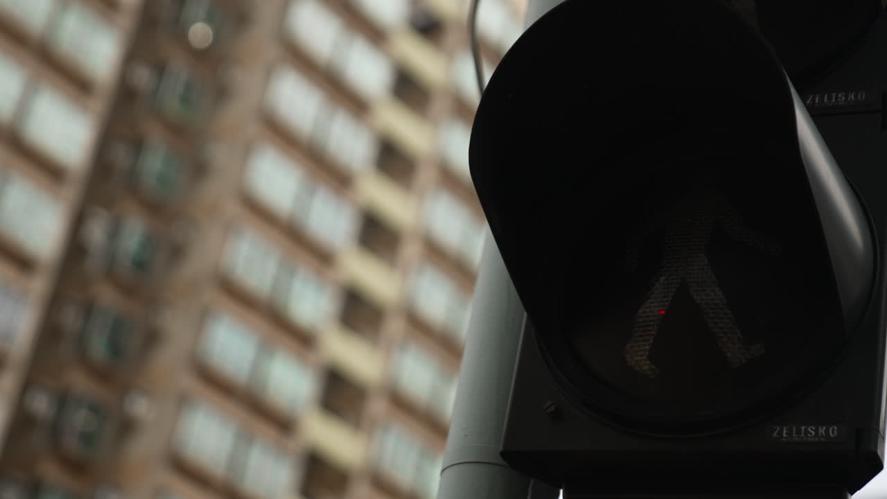 tráfico peatonal señal de luz verde volviéndose rojo en la concurrida hong kong