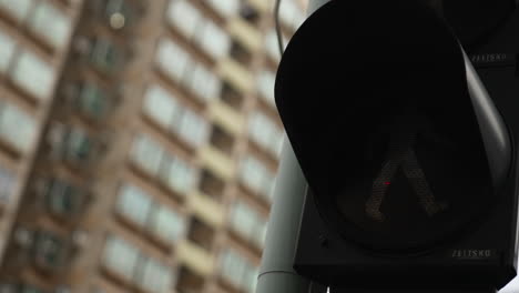 Grünes-Ampelschild-Für-Fußgänger,-Das-Im-Geschäftigen-Hongkong-Rot-Wird