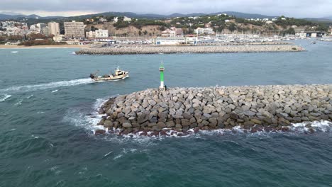 esta es una foto estable aérea de 4k de un barco de pesca entrando en una bahía