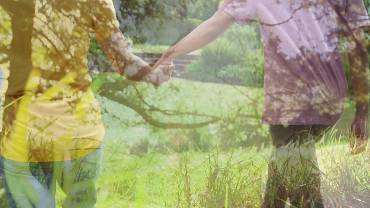 나무 위에 있는 행복한 양색 남성 동성애 커플의 애니메이션