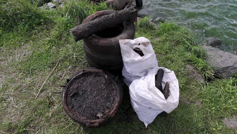 Neumáticos-Y-Otros-Contaminantes-Encontrados-Por-Activistas-Climáticos-En-Un-Lago-De-Agua-Dulce.