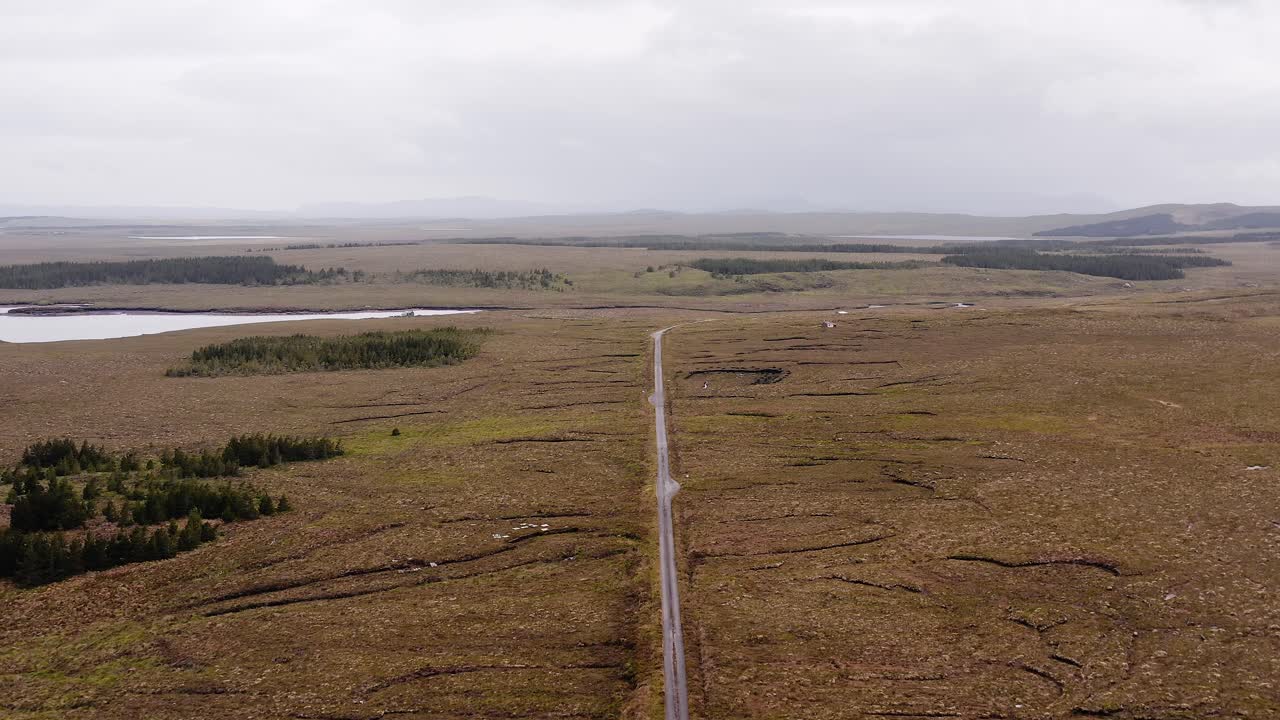 tomada de un avión no tripulado de una carretera de una sola vía cerca de un shieling en la isla de lewis