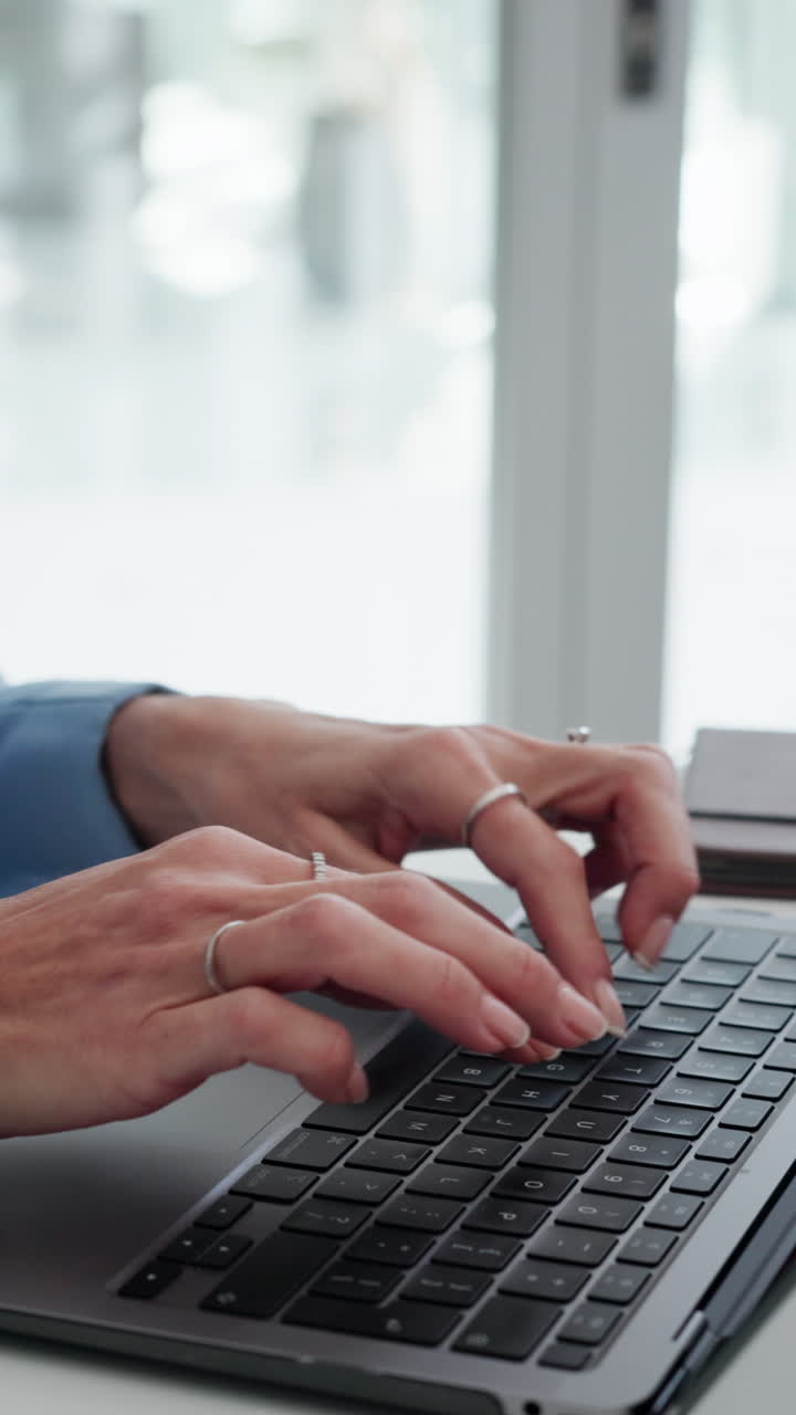 Close Up of Hands Typing su una tastiera di portatile