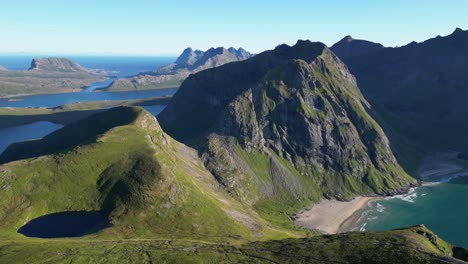 playa kvalvika y punto de vista panorámico en las islas lofoten en noruega - pan a la izquierda