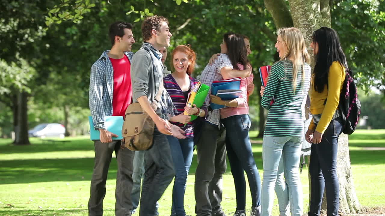 grupo de estudiantes felices reuniéndose afuera
