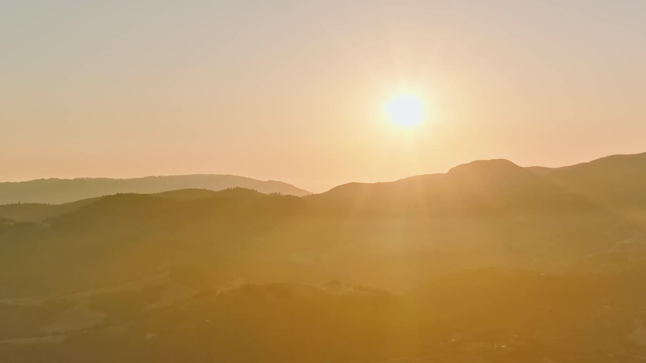カリフォルニアの丘に沈む夕日、夕焼けの温かい輝き