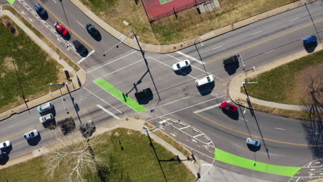 Tráfico-De-Intersección-De-La-Ciudad-Ocupada-Sobrecarga-Giratoria-Acercar