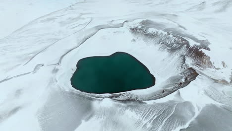 See-In-Der-Vulkanischen-Caldera-Krafla-Im-Winter-Im-Norden-Islands