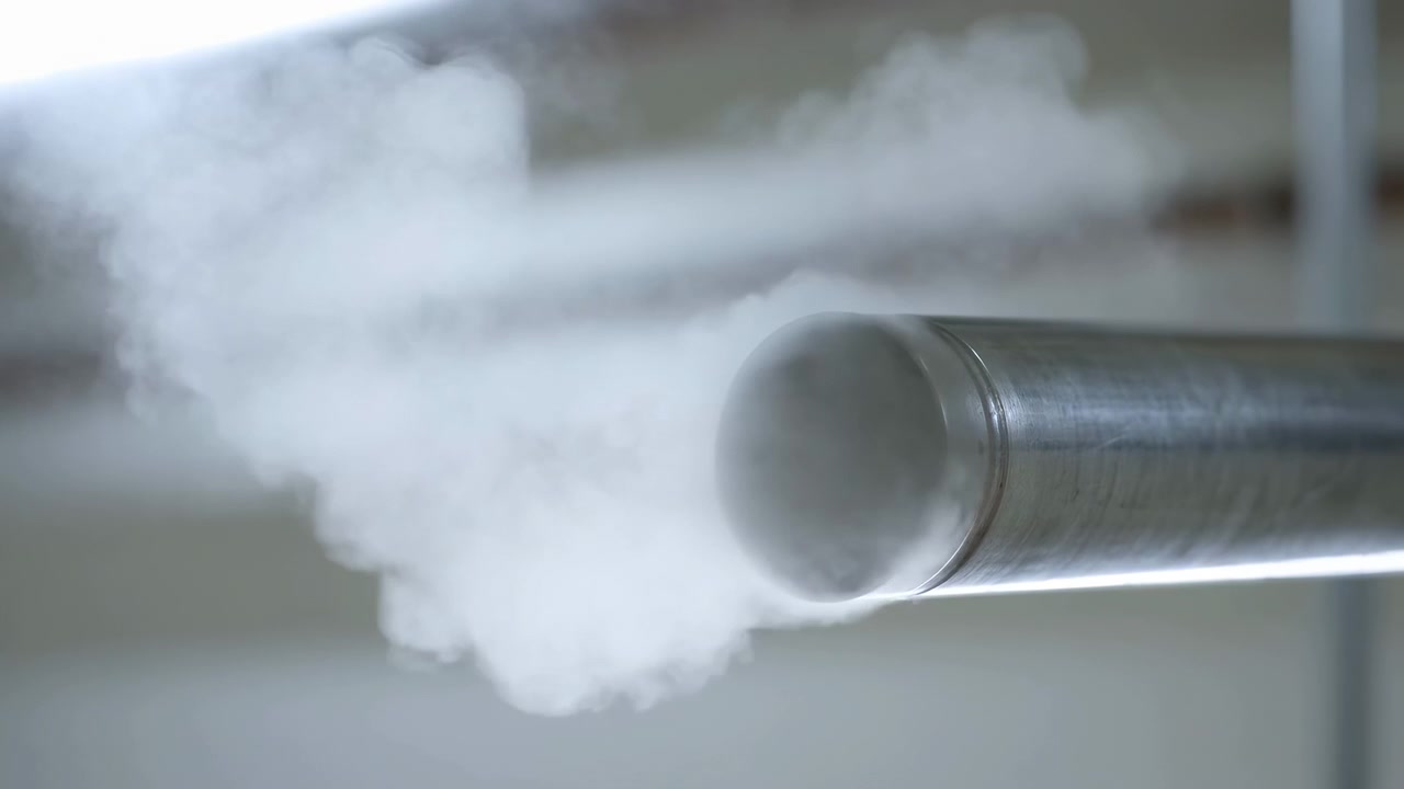 Scena interna di tubo con espansione in schiuma, primo piano, atmosfera neutra, plastica poliuretano, costruzione industriale, bianco grigio, commerciale, luce naturale, sfondo pulito, spazio per il testo, moderno caldo.