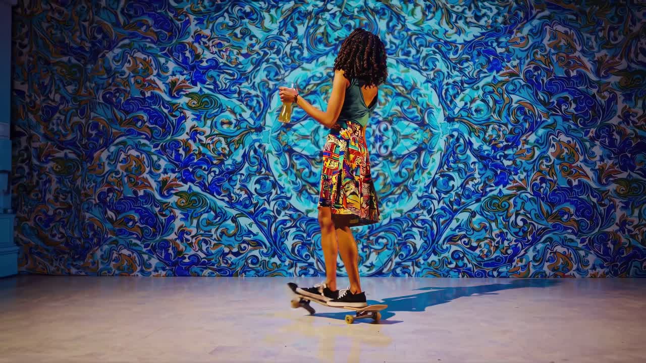 mujer patinando y bebiendo cerveza